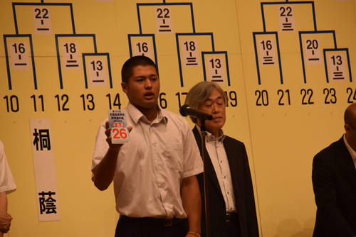 組み合わせ抽選会でくじを引く智弁和歌山・黒川主将（撮影・望月千草）