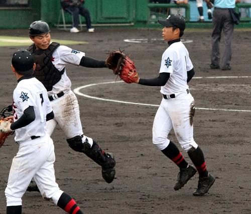 函館稜北対函館高専　7回2死一塁で12個目の三振を奪った函館稜北のエース宮地（右）は薬師寺捕手とグラブタッチする（撮影・永野高輔）