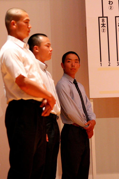 龍谷大平安・水谷主将（左）の方を見る京都国際・上野主将（撮影・柏原誠）
