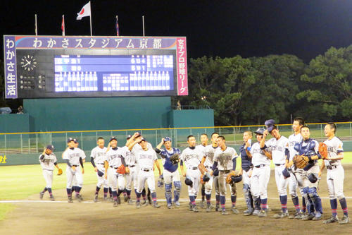 熱中症対策でナイター試合となった準々決勝の鳥羽－立命館宇治。終了時には22時半を過ぎていた（2018年7月24日撮影）