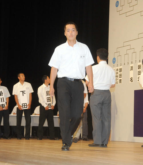 抽選を終え、引き締まった表情で席へ戻る静岡の小岩