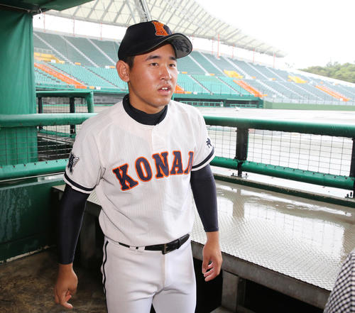 1回戦が雨天順延となり取材に応じるプロ注目の興南・宮城大弥投手（撮影・菊川光一）