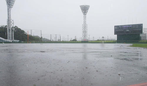 沖縄大会は2日連続で雨天順延となった（撮影・菊川光一）