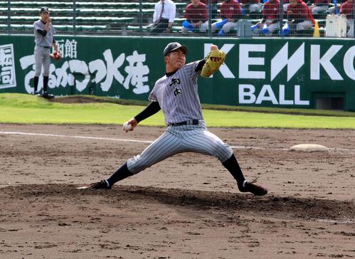 知内対檜山北　7回11奪三振で自責1、打っても1安打2打点と奮闘した知内エース松崎（撮影・永野高輔）