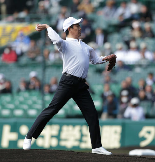 センバツ大会で始球式を行う鈴木大地スポーツ庁長官（2018年3月23日撮影）