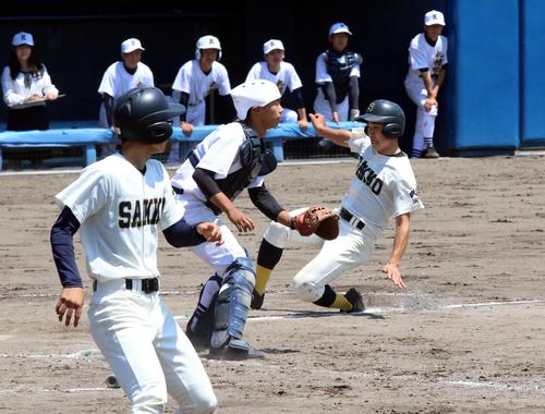 札幌工対札幌北　延長10回札幌工、1死三塁、8番高橋の中犠飛で三塁走者の柿崎が6点目の生還を果たす（撮影・永野高輔）