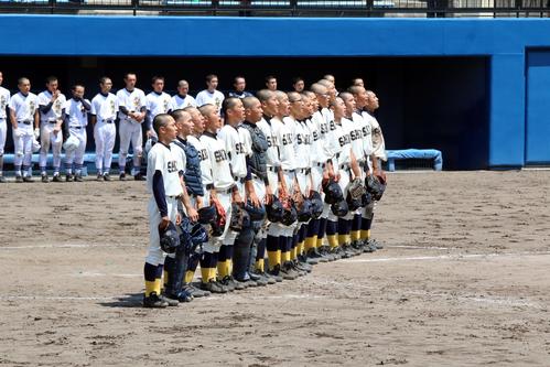 札幌工対札幌北　3年ぶり夏初戦を突破し校歌を歌う札幌工の選手たち（撮影・永野高輔）