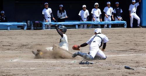 札幌工対札幌北　延長10回札幌工、1死二、三塁、7番柿崎の二ゴロの間に三塁走者の本田（左）が勝ち越しの生還を果たす（撮影・永野高輔）