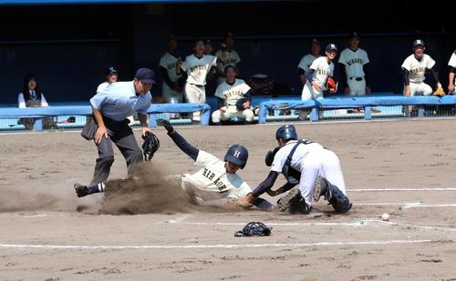 札幌西対札幌平岡　7回札幌平岡2死二塁、7番小柳の中前適時打で二塁から本間が5点目の生還を果たす（撮影・永野高輔）