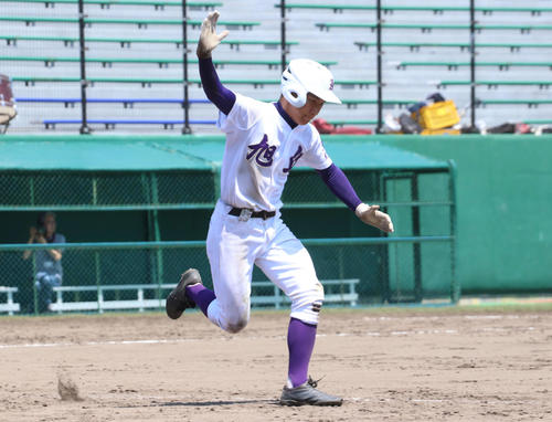 恵庭北対札幌旭丘　10回裏札幌旭丘1死二塁、小島はサヨナラ適時打を放ち、ガッツポーズ（撮影・浅水友輝）