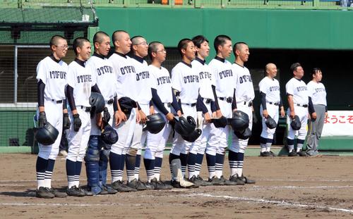 清水対音更　今大会限定の助っ人部員で唯一長髪の佐々木（右から3人目）を含む10人で校歌を歌う音更の選手たち（撮影・永野高輔）