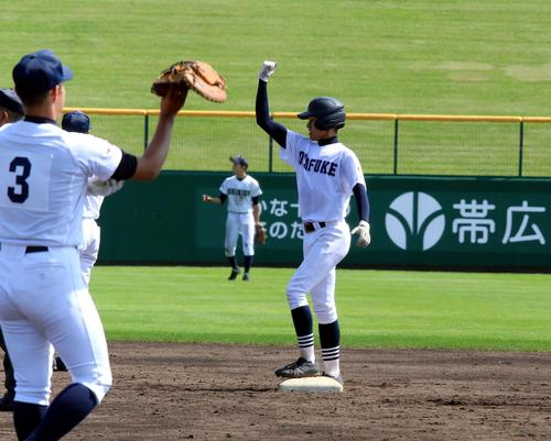 清水対音更　5回音更2死一、二塁、4番玉舘が左越えに勝ち越しの2点適時二塁打を放ち、塁上で右拳を挙げる（撮影・永野高輔）