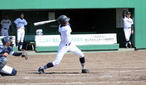 清水対音更　5回音更2死一、二塁、4番玉舘が左越えに勝ち越しの2点適時二塁打を放つ（撮影・永野高輔）
