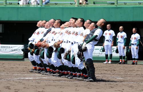 帯広緑陽対帯広工　初戦を突破し、体をのけぞらせて校歌を歌う帯広緑陽の選手たち（撮影・永野高輔）