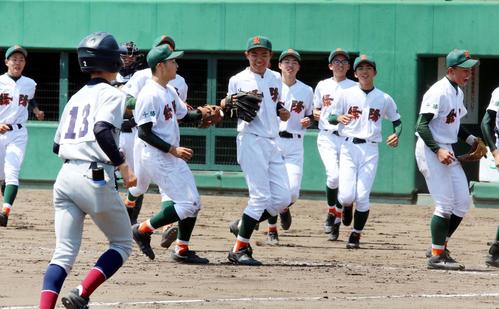 帯広緑陽対帯広工　初戦を突破し、笑顔の野原大夢投手（中央）ら帯広緑陽の選手たち（撮影・永野高輔）