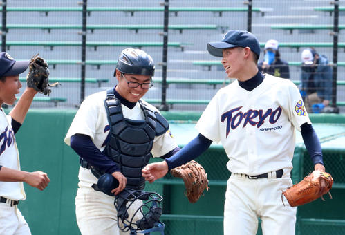2失点完投勝利を挙げ笑顔で整列に向かう札幌東陵・駒井（右）（撮影・浅水友輝）