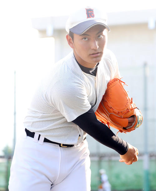 フォームをチェックする福島商・大内