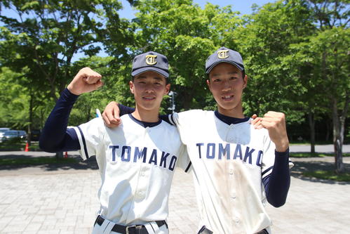 室蘭東翔対苫小牧工　投打で活躍した松本（左）と浜田（撮影・西塚祐司）