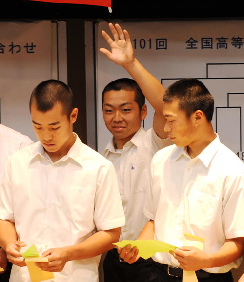 選手宣誓のくじを引き当てた三沢の新山主将（中央）