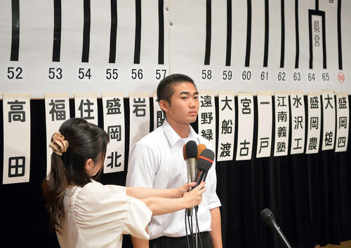 組み合わせが決まり、多くの報道陣に囲まれて意気込みを明かす大船渡・千葉主将（撮影・鎌田直秀）