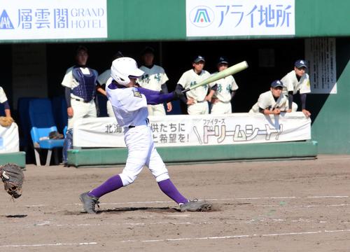 東川対富良野緑峰　5回東川2死一塁、チーム唯一の安打となる左前打を放つ高松（撮影・永野高輔）