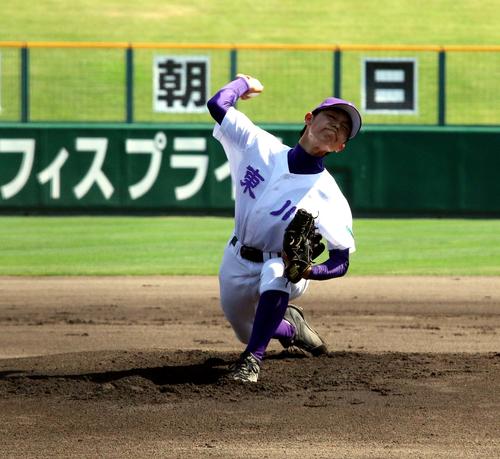 東川対富良野緑峰　先発し3回以降は遊撃手を務めた東川の高松（撮影・永野高輔）