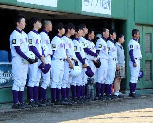 東川対富良野緑峰　33季ぶり勝利を逃し整列する東川の選手たち（撮影・永野高輔）