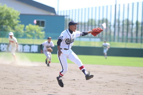 北海道大谷室蘭対北海道栄　完封での初戦突破に飛び跳ねて喜ぶ北海道大谷室蘭の千葉（撮影・西塚祐司）