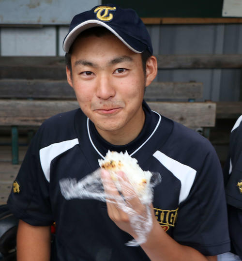 おにぎりをほおばる栃木工・増田（撮影・佐藤勝亮）