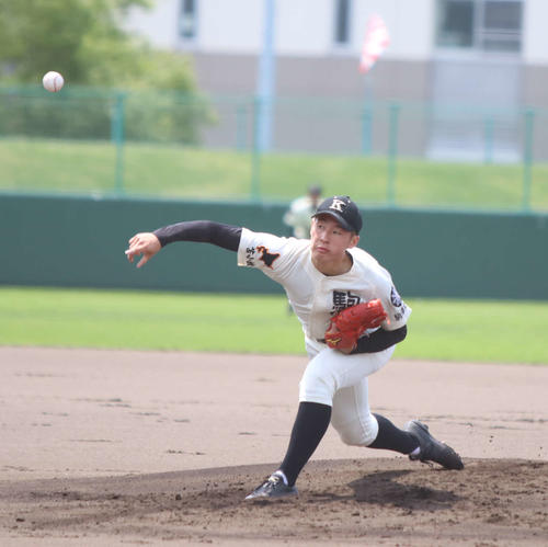 駒大苫小牧対静内　先発した駒大苫小牧の2年生エース北嶋（撮影・西塚祐司）