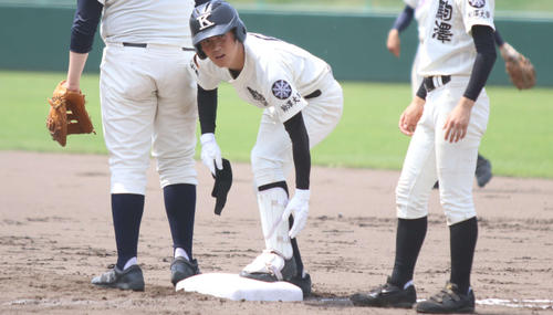 駒大苫小牧対静内　2回駒大苫小牧無死、内野安打で出塁してレガースを外す大沼（中）（撮影・西塚祐司）