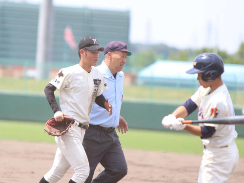 駒大苫小牧対静内　3回静内2死、守備で負傷して治療のため一度ベンチに戻る駒大苫小牧の大沼（左）（撮影・西塚祐司）