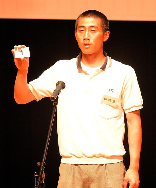抽選番号を読み上げる鶴岡東・平山主将