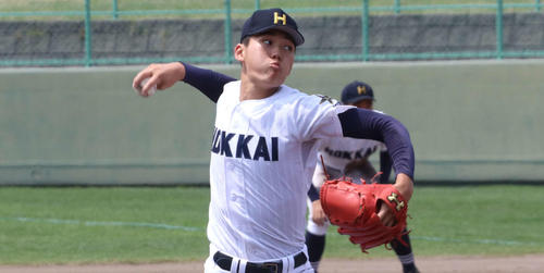 札幌光星対北海　8回0／3を10安打4失点の粘投で勝利に導いた北海先発の岩田（撮影・浅水友輝）