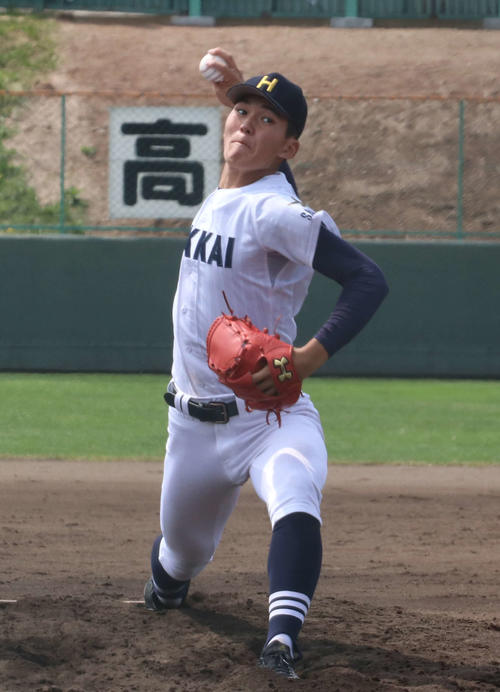札幌光星対北海　8回0／3を10安打4失点の粘投で勝利に導いた北海先発の岩田（撮影・浅水友輝）