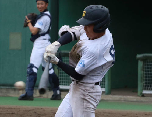 札幌東対札幌国際情報　6回裏札幌国際情報2死二塁、決勝の中前適時打を放つ市橋（撮影・浅水友輝）