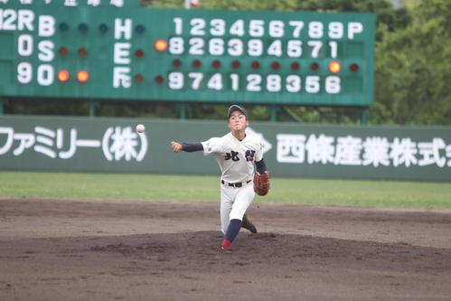 小樽明峰・蘭越・倶知安農対北照　4回無安打無失点の完全投球を見せた北照の桃枝（撮影・西塚祐司）