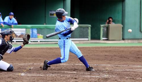 3回、左越え2ランを放つ川崎太成左翼手（撮影・永野高輔）