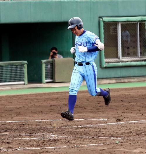 3回、本塁打を放ち生還する川崎（撮影・永野高輔）