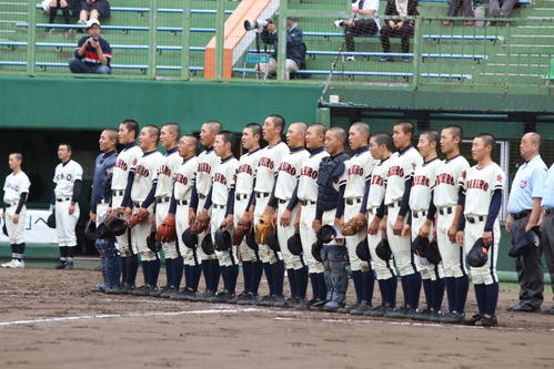 帯広農対帯広三条　校歌を歌う帯広農ナイン（撮影・西塚祐司）