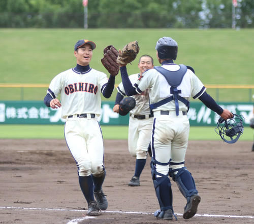 帯広農対帯広三条　地区突破を決めて喜ぶ帯広農の葛巻（左）（撮影・西塚祐司）