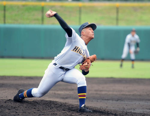7回途中3失点の好投を見せた首里東先発の佐久本将至投手（撮影・浦田由紀夫）