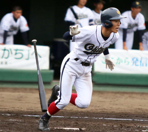 4安打1打点と活躍した帯広大谷の石田（撮影・西塚祐司）