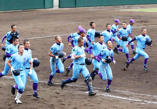 コールド勝ちを決めた滝川西ナインはスタンドにあいさつに向かう（撮影・浅水友輝）