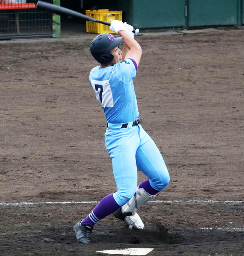 5回裏滝川西2死満塁、谷内はコールド勝ちを決める中越え2点適時二塁打を放つ（撮影・浅水友輝）