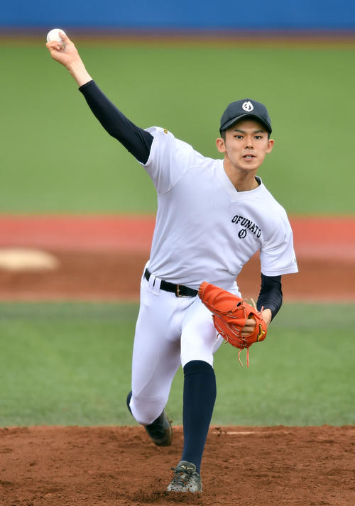 練習試合　大船渡対由利　岩手県大会前最後の練習試合で力投する大船渡・佐々木（撮影・横山健太）
