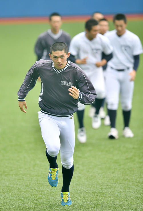 練習試合　大船渡対由利　試合前、チームメートとダッシュをする大船渡・佐々木（撮影・横山健太）