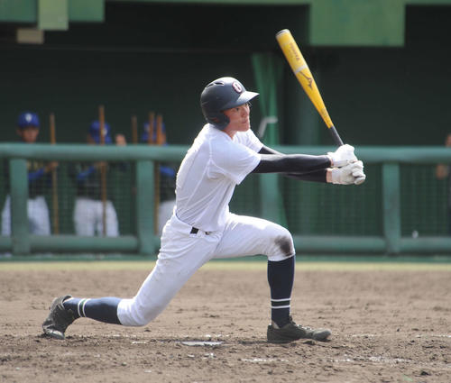 沖縄尚学対コザ　沖縄尚学5回表1死二塁、4番の崔外野手が右前へ決勝適時打を放つ（撮影・浦田由紀夫）