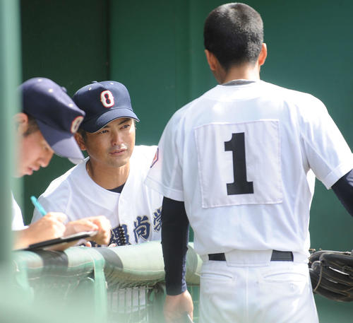 沖縄尚学対コザ　沖縄尚学エース仲村渠春悟投手（右）に指示を送る比嘉公也監督（撮影・浦田由紀夫）
