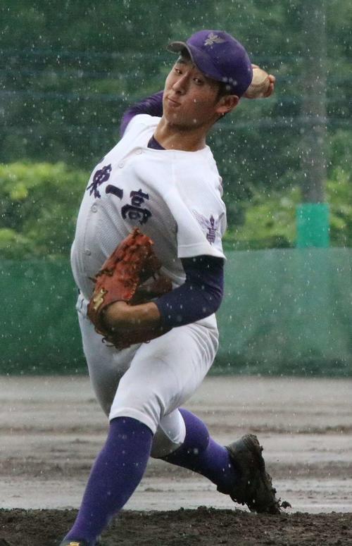 関東第一対八王子　八王子との練習試合にリリーフ登板した関東第一・谷幸之助（撮影・加藤理沙）